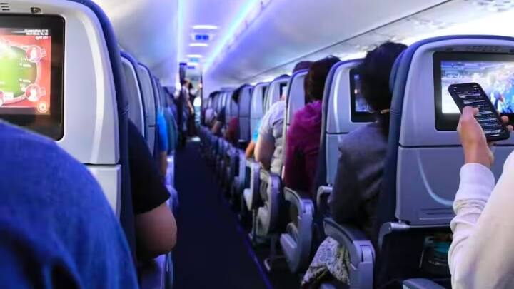 फ्लाइट आसमान में काफी ऊंचाई पड़ती है. और जैसा कि सबको पता है अधिक ऊंचाई पर जाने पर ऑक्सीजन का लेवल कम हो जाता है. लेकिन फिर भी फ्लाइट में आसानी से लोग बैठे रहते हैं.