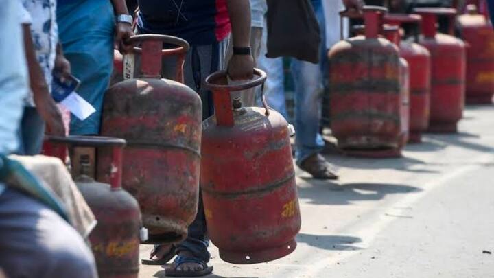 लेकिन इसकी कीमतों में उतार चढ़ाव आते रहते हैं. साल में अक्सर कुछ महीनों के बाद सरकार  गैस सिलेंडर की कीमतों में इजाफा कर देती है. तो कभी-कभार इसकी कीमत कुछ कम भी कर दी जाती है.