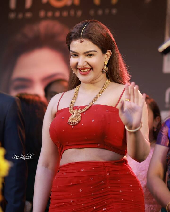 હની રોઝ એક એવી અભિનેત્રી છે જેણે મલયાલમ, તમિલ અને તેલુગુ ફિલ્મ ઈન્ડસ્ટ્રીઝમાં પોતાનું નામ બનાવ્યું છે.