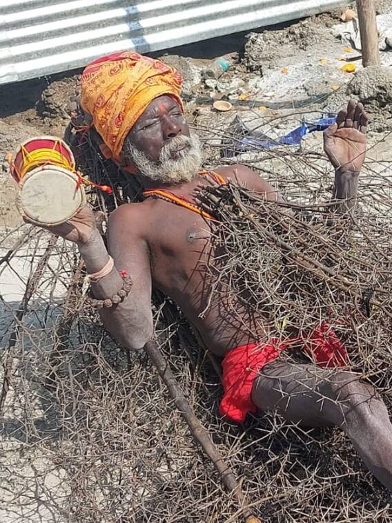 33 सालों से कांटों के ढेर पर लेटे हुए हैं ये बाबा, वजह चौंका देगा!