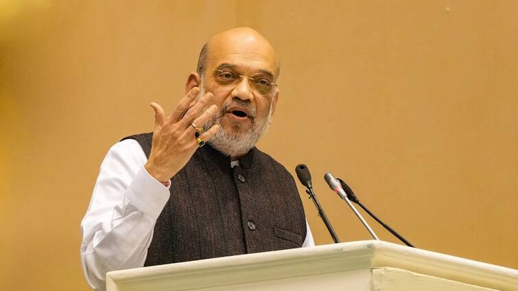 Amit Shah slams rahul gandhi on pm modi caste comment says caste got OBC status in 1994 पीएम मोदी की जाति पर उठे सवाल तो अमित शाह बोले- 'कांग्रेस सरकार ने खुद किया था शामिल'