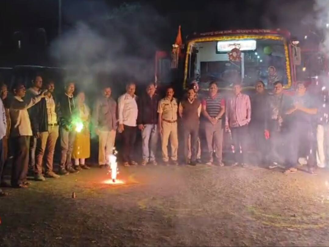 Maharashtra marathi news first Dhule to Ayodhya bus ran today A journey of almost twenty hours sixteen hundred kilometers great response from devotees ST Bus : राज्यातील पहिली धुळे ते अयोध्या बस आज धावली! तब्बल वीस तासांचा, सोळाशे किलोमीटरचा प्रवास, भाविकांचा उत्तम प्रतिसाद