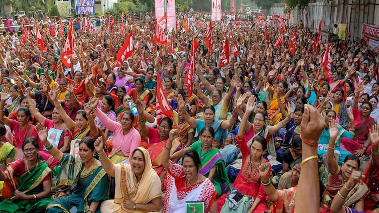 Chhatrapati Sambhaji Nagar Municipal Corporation 440 ASHA workers suspended  Commissioner G Srikant Order marathi news मोठी बातमी! संपावर गेलेल्या संभाजीनगरच्या 440 आशा सेविका निलंबित; मनपा आयुक्तांचे आदेश