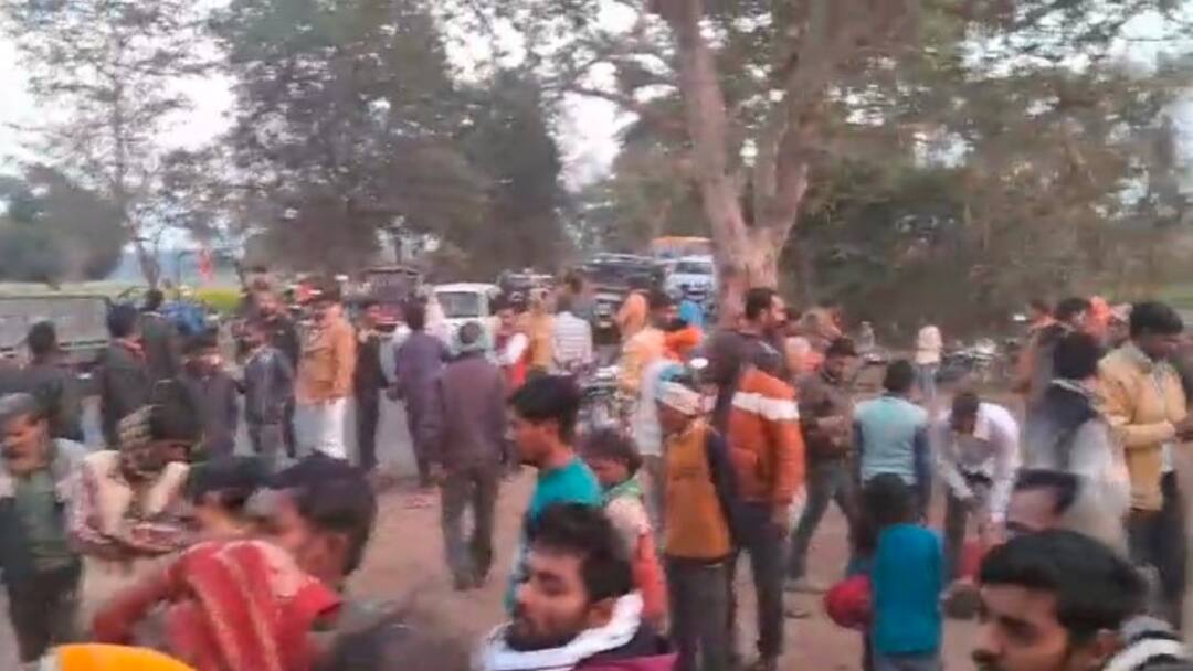 Hardoi Accident: हरदोई में दर्दनाक सड़क हादसा, श्रद्धालुओं से भरी ट्रैक्टर ट्रॉली खाई में गिरी, दो की मौत, 25 घायल Hardoi Raod Accident tractor trolley fell into a ditch two killed, 25 injured ann Hardoi Accident: हरदोई में दर्दनाक सड़क हादसा, श्रद्धालुओं से भरी ट्रैक्टर ट्रॉली खाई में गिरी, दो की मौत, 25 घायल