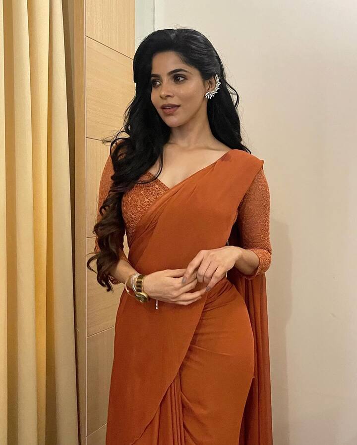 ஒரே படத்தில் நடித்த இவருக்கு எக்கசக்கமான ரசிகர்கள் உள்ளனர். ஜி.வி.பிரகாஷ் உடன் மீண்டும் இணைந்து, கிங்ஸ்டன் எனும் படத்தில் நடித்து வருகிறார்.