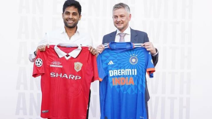 Suryakumar Yadav swaps jerseys with Man United legend Solskjaer photo goes viral on social media sports news Suryakumar Yadav ने मैनचेस्टर यूनाइटेड लीजेंड संग की जर्सी की अदला-बदली, कहा- आइकॉनिक...', देखें वायरल फोटो