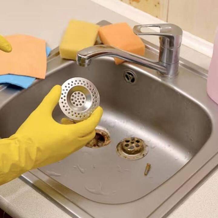 ਜੇਕਰ ਤੁਸੀਂ ਰੋਜ਼ਾਨਾ ਸਿੰਕ ਦੀ ਸਫਾਈ ਨਹੀਂ ਕਰਦੇ ਹੋ, ਤਾਂ ਤੁਸੀਂ ਬੀਮਾਰ ਹੋ ਸਕਦੇ ਹੋ। ਸਿੰਕ ਵਿੱਚ ਪਏ ਜ਼ਿੱਦੀ ਭਾਂਡਿਆਂ ਵਿੱਚ ਜ਼ਿੱਦੀ ਕੀਟਾਣੂ ਪੈਦਾ ਹੋ ਸਕਦੇ ਹਨ। ਜੇਕਰ ਇਨ੍ਹਾਂ ਦੀ ਚੰਗੀ ਤਰ੍ਹਾਂ ਸਫਾਈ ਨਾ ਕੀਤੀ ਜਾਵੇ ਤਾਂ ਫੂਡ ਪੁਆਇਜ਼ਨਿੰਗ, ਦਸਤ, ਪੇਟ ਦਰਦ ਆਦਿ ਹੋ ਸਕਦੇ ਹਨ।