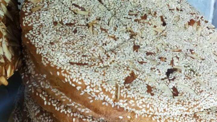 शीरमाल रोटी, जिसकी जड़ें पर्शिया में हैं, मुगल साम्राज्य के दौरान भारतीय उपमहाद्वीप में आई. इसका नाम 'शीर' यानी दूध और 'माल' यानी मालामाल से मिलकर बना है, जो इसकी समृद्धि और शाही स्वाद को दर्शाता है. शीरमाल रोटी नवाबी और शाही रसोईघरों की शान बन गई, जहां इसे विशेष अवसरों और दावतों पर परोसा जाता था.