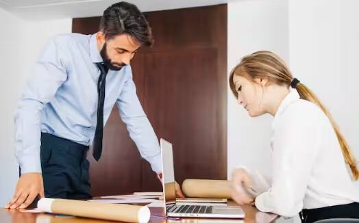 ਦਫਤਰ ਵਿਚ ਕੰਮ ਕਰਨ ਵੇਲੇ ਬੌਸ ਨਾਲ ਕਈ ਵਾਰ ਛੋਟੇ-ਮੋਟੇ ਝਗੜੇ ਹੋ ਜਾਂਦੇ ਹਨ। ਜਿਸ ਕਰਕੇ ਅਸੀਂ ਟੈਂਸ਼ਨ ਲੈਂਦੇ ਹਾਂ ਅਤੇ ਸਾਡਾ ਕੰਮ ਕਰਨਾ ਔਖਾ ਹੋ ਜਾਂਦਾ ਹੈ। ਪਰ ਘਬਰਾਉਣ ਦੀ ਲੋੜ ਨਹੀਂ ਕਿਉਂਕਿ ਹਰ ਸਮੱਸਿਆ ਦਾ ਕੋਈ ਨਾ ਕੋਈ ਹੱਲ ਜ਼ਰੂਰ ਹੁੰਦਾ ਹੈ।