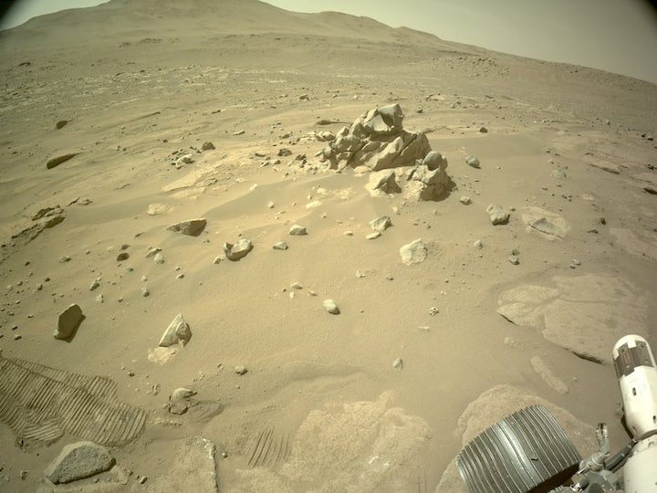 பெர்சிவரன்ஸ் ஊர்தியானது சமீபத்தில் பல புகைப்படங்களை பூமிக்கு அனுப்பியது