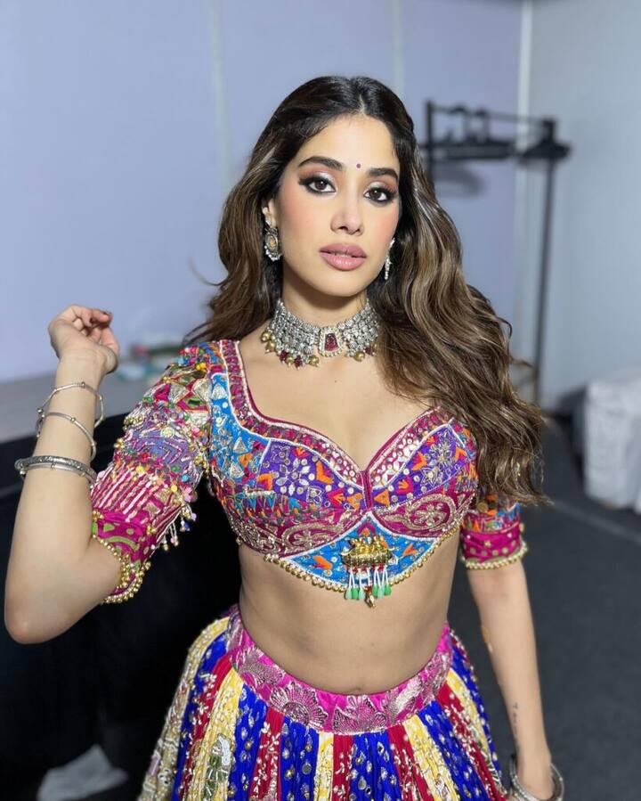 ఇలా నటిగా ఫుల్ బిజీ ఉంది జాన్వీ. మరోవైపు తరచూ హాట్ హాట్ ఫొటో షూట్లకు ఫోజులు ఇస్తుంది. తాజాగా ఆమె మల్టీ కలర్ బంజారా లెహెంగాలో ఫొటోషూట్ చేసింది. ఇందులో వయ్యారాలు పోతూ ఫోటోలకు ఫోజులు ఇచ్చింది. ప్రస్తుతం జాన్వీ బంజారా లుక్ సోషల్ మీడియాలో వైరల్గా మారింది.