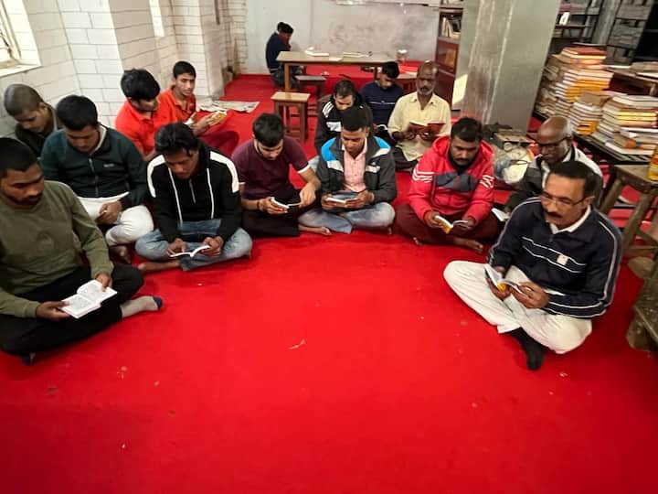 गोरखपुर के जेल अधीक्षक दिलीप कुमार पांडेय ने का कहना है, इस वक्त गोरखपुर जेल में कुल 1967 बंदी बंद हैं, जिसमे से करीब 450 बंदी सजायाफ्ता हैं. कई तो ऐसे भी बंदी हैं, जिनसे मिलने भी कोई नहीं आता है. वह भगवत गीता पढक़र अपना मानसिक तनाव कम करते हैं.