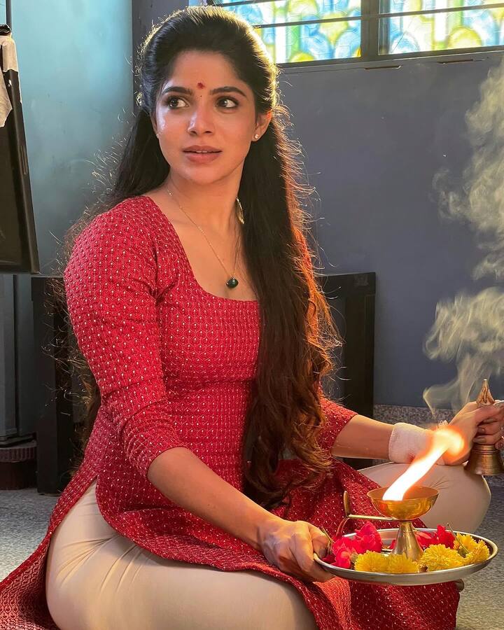 திவ்ய பாரதி விஜய்யின் கோட் படத்தில் நடிக்கவில்லை என்பதே உண்மை. இவர், நரேஷ் குப்பிலி இயக்கத்தில் உருவாகும் கோட் எனும் தெலுங்கு படத்தில் சுகுமாரி எனும் கதாபாத்திரத்தில் நடிக்கிறார் என்பது குறிப்பிடத்தக்கது.