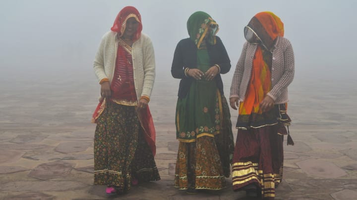 Rajasthan Weather Updates: राजस्थान के कई इलाकों में शीतलहर जारी है, हालांकि मौसम विभाग के अनुसार आगामी दिनों में तापमान बढ़ने के आसार हैं.