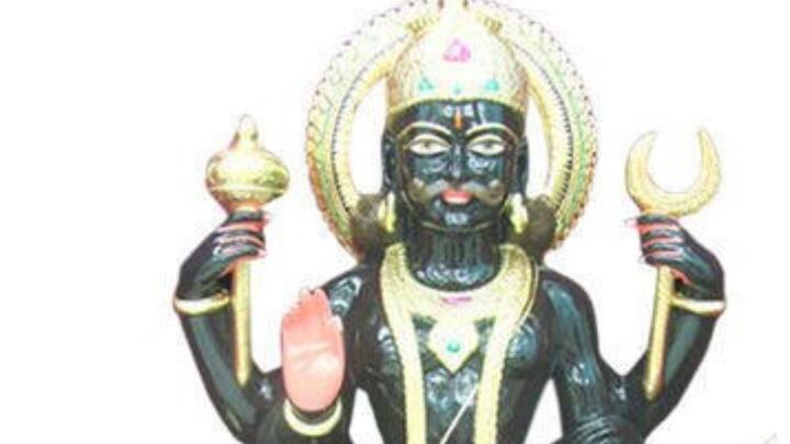 সেই সঙ্গে কোনও ব্যক্তির জন্মকুণ্ডলী দুর্বল হলে তার সর্বনাশ হতে সময় লাগে না। এমন পরিস্থিতিতে শনির অশুভ প্রভাবে সবাই ভয় পায়।