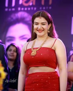 Honey Rose PHOTO: રેડ લહેંગામાં અપ્સરા લાગી હની રોઝ,તસવીરો જોઈ ફેન્સ થયા પાણી પાણી