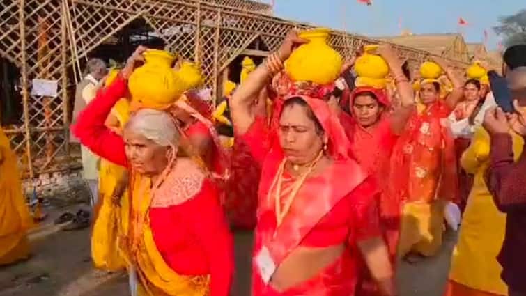 Raghuvanshi Kshatriyas gathered in Ayodhya men and women took out Kalash Yatra carrying Saryu water ann Ram Mandir: अयोध्या में उमड़ी रघुवंशी क्षत्रियों की भीड़, सरयू जल लेकर महिला-पुरुषों ने निकाली कलश यात्रा