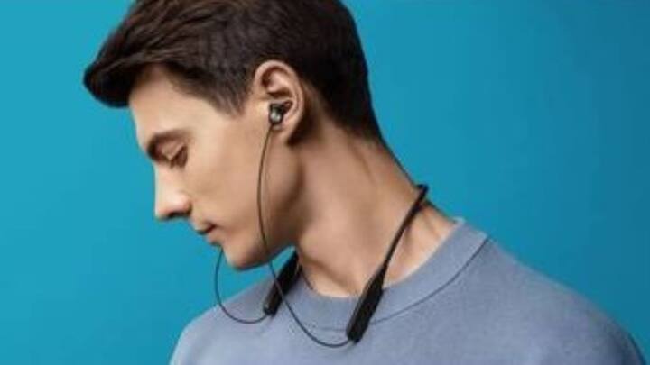 Bluetooth Earphones Under Rs 2000: সঙ্গীর গান শোনার শখ কিংবা থাকে গেম খেলার আকর্ষণ থাকলে ভ্যালেন্টাইন্স ডে- তে উপহার দিতে পারেন ব্লুটুথ নেকব্যান্ড। অ্যামাজন থেকে কিনলে প্রায় ৭০ শতাংশ ছাড় পেতে পারেন।