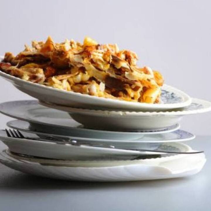 ਘਰ ਵਿੱਚ ਸਕਾਰਾਤਮਕ ਊਰਜਾ ਲਿਆਉਣ ਲਈ ਰਸੋਈ ਵਿੱਚ ਕੁਝ ਨਿਯਮਾਂ ਦਾ ਪਾਲਣ ਕਰਨਾ ਬਹੁਤ ਜ਼ਰੂਰੀ ਹੈ। ਜੇਕਰ ਤੁਸੀਂ ਰਾਤ ਨੂੰ ਰਸੋਈ 'ਚ ਜੂਠੇ ਬਰਤਨ ਰੱਖ ਕੇ ਸੌਂਦੇ ਹੋ ਤਾਂ ਇਹ ਤੁਹਾਡੀ ਬਦਕਿਸਮਤੀ ਦਾ ਕਾਰਨ ਬਣ ਸਕਦਾ ਹੈ। ਆਓ ਜਾਣਦੇ ਹਾਂ ਕਿ ਰਸੋਈ 'ਚ ਜੂਠੇ ਬਰਤਨ ਕਿਉਂ ਨਹੀਂ ਛੱਡਣੇ ਚਾਹੀਦੇ।