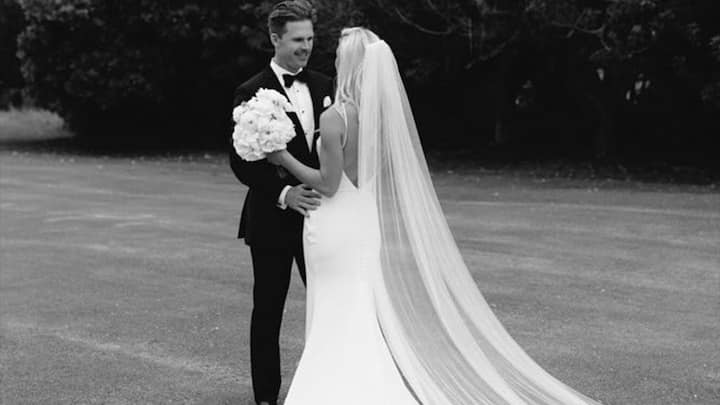 Lockie Ferguson Wife: न्यूजीलैंड के तेज गेंदबाज लॉकी फर्ग्यूसन ने बीते 2 फरवरी को शादी की. इसके बाद उन्होंने सोशल मीडिया पर अपनी शादी की तस्वीरें शेयर की.