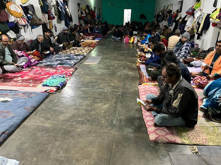 उनका मानना है कि भगवत गीता पढ़ने से विपरीत परिस्थितियों में मन को शांति और कामवासना, क्रोध, लालच, मोह माया बंधनों से व्यक्ति मुक्त हो जाता है. यही वजह है कि इस समय गोरखपुर जेल में अधिकतर बंदी भगवत गीता की डिमांड कर रहे हैं.