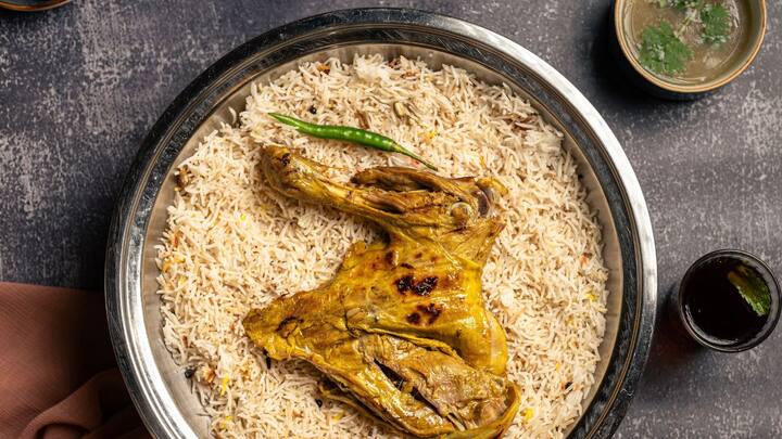 அடுத்ததாக நறுக்கிய வெங்காயம், பச்சை மிளகாய் சேர்த்து வதக்கவும். வெங்காயம் பொன்னிறமாக வந்ததும் இஞ்சி பூண்டு பேஸ்ட் சேர்க்கவும். இவற்றை 2 நிமிடங்களுக்கு நன்கு வதக்கவும். வதங்கியதும், மிளகாய் பொடி மற்றும் அரைத்து வைத்துள்ள பட்டை. கிராம்பு பொடியை சேர்த்துக் கொள்ளவும். அந்த கலவையில் எண்ணெய் பிரிந்து தனியே வந்ததும் நறுக்கிய தக்காளிகளைச் சேர்க்கவும்.