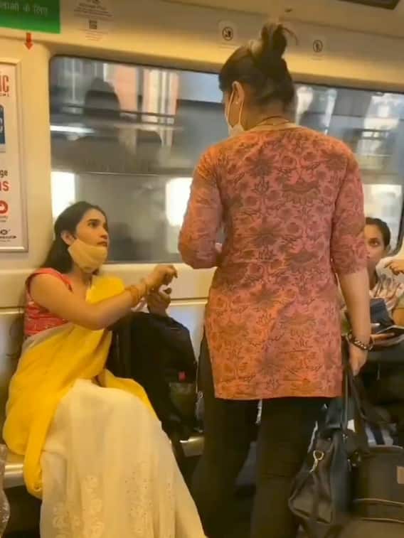 दिल्ली मेट्रो में सीट के लिए महिला ने किया बवाल