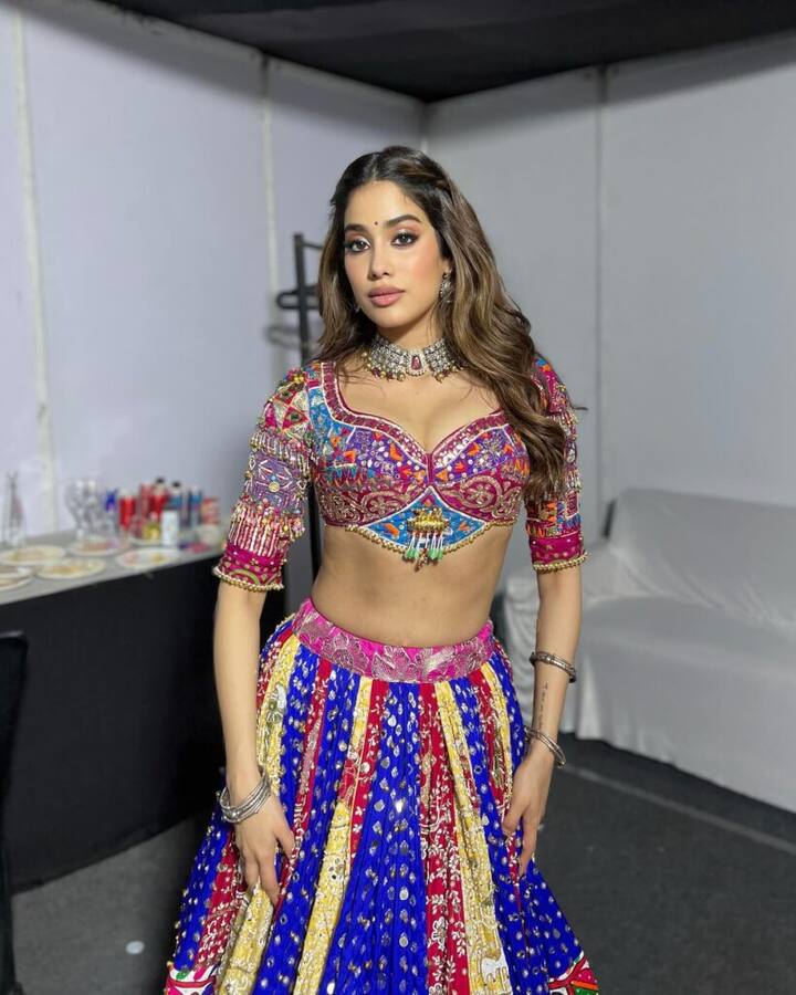 Janhvi Banjara Look Viral: దివంగత నటి, అతిలోక సుందరి శ్రీదేవి నట వారసురాలిగా పరిచయమైంది జాన్వీ కపూర్‌. 'దడఖ్’ సినిమాతో బాలీవుడ్‌ ఆరంగేట్రం చేసింది.