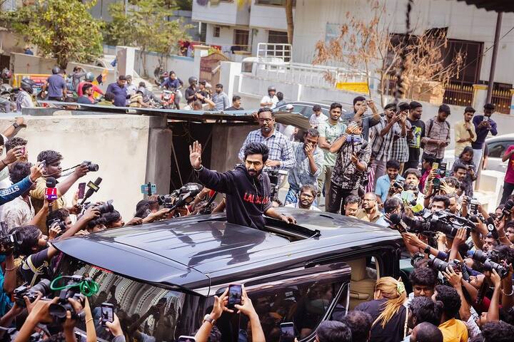 முதல் நாள் முதல் காட்சியை ரசித்த மக்களை கண்ட படக்குழுவினர் பேட்டி அளித்த பின், மகிழ்ச்சியாக அங்கிருந்து கிளம்பினர்.