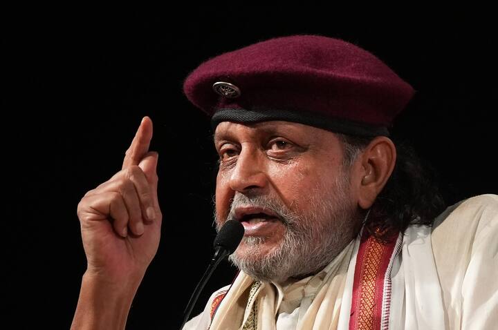 बॉलिवूडचा 'डिस्को डान्सर' म्हणून मिथुन चक्रवर्ती यांना ओळखले जाते. मिथुन चक्रवर्ती यांनी अभिनय, अॅक्शन आणि नृत्य अशा तिन्ही गोष्टींमध्ये प्रभुत्व मिळवले आहे. (Photo Credit : PTI)