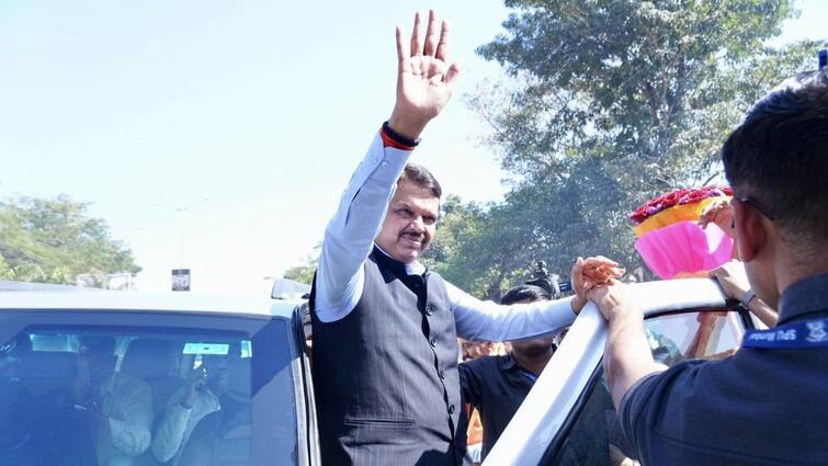 Black flags shown to Devendra Fadnavis in Nashik Maharashtra Marathi news मोठी बातमी! उपमुख्यमंत्री देवेंद्र फडणवीसांना नाशिकमध्ये दाखवले काळे झेंडे, युवक काँग्रेस आक्रमक