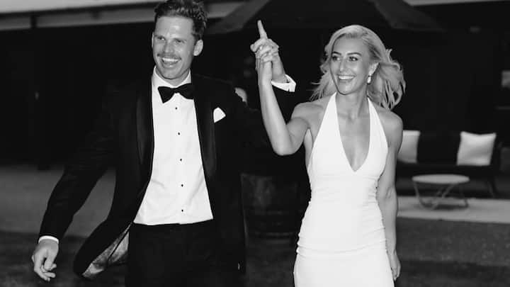 लॉकी फर्ग्यूसन की वाइफ खूबसूरती के मामले में किसी बॉलीवुड एक्ट्रेस से कम नहीं है. सोशल मीडिया यूजर्स लॉकी फर्ग्यूसन की वाइफ की खूबसूरती पर लगातार अपनी प्रतिक्रिया दे रहे हैं. (फोटो क्रेडिट- सोशल मीडिया)