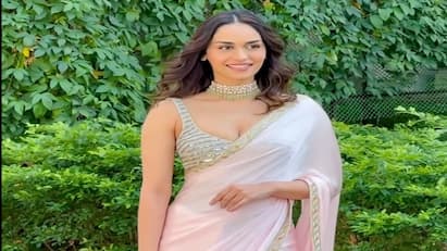 Manushi Chhillar Photo: સુંદર અભિનેત્રી માનુષી છિલ્લરને તેની આઉટિંગ દરમિયાન પાપારાઝીએ તેના કેમેરામાં કેદ કરી હતી.