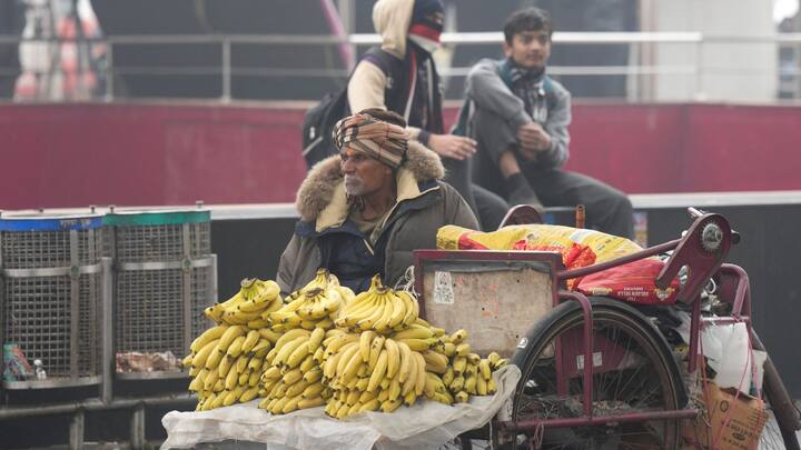 इस दौरान करौली में न्यूनतम तापमान 3.6 डिग्री, फतेहपुर में चार डिग्री, पिलानी और सीकर में 4.5 डिग्री, भीलवाड़ा में 4.8 डिग्री, चूरू में 5.7 डिग्री और श्रीगंगानगर में 7.4 डिग्री सेल्सियस दर्ज किया गया.