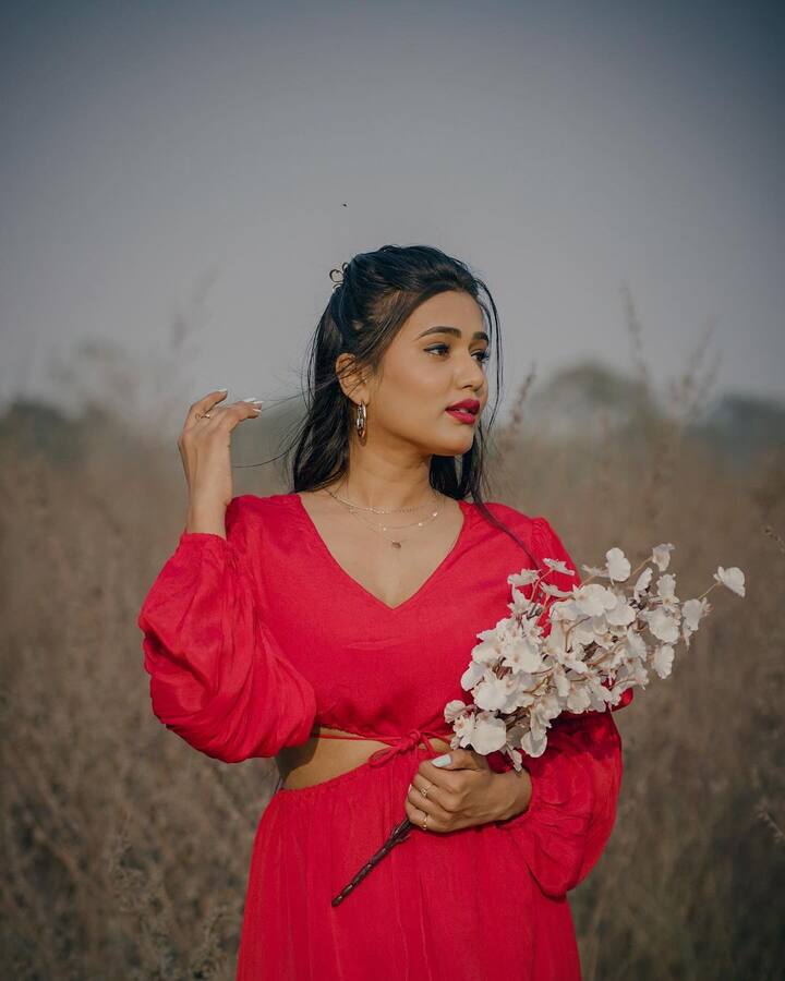 ગરિમાએ રેડ આઉટફિટમાં શાનદાર ફોટોશૂટ કરાવ્યું છે. ગરિમાનો આ લૂક જોરદાર વાયરલ થઈ રહ્યો છે.