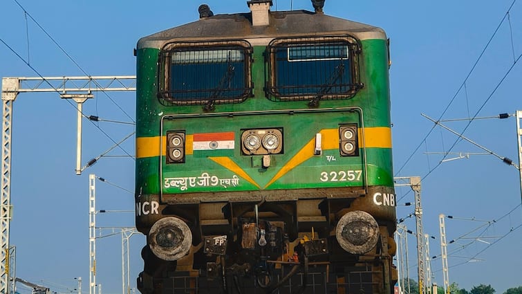 Indian railway rules how to get lost luggage during train journey know full details utility ट्रेन​ में सामान खोने पर क्या करें? जानें क्या कहता इंडियन रेलवे का नियम