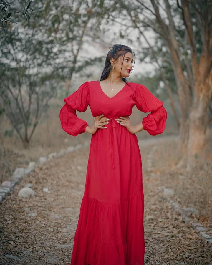 આ લૂકમાં ગરિમા અલગ-અલગ અંદાજમાં શાનદાર પોઝ આપતી જોવા મળે છે.