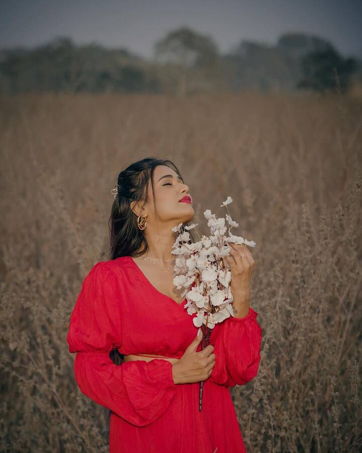 આ લૂકમાં ગરિમા ખૂબ જ શાનદાર પોઝ આપતી જોવા મળી રહી છે.