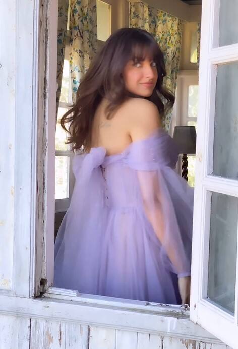 ਦਰਅਸਲ, ਅਦਾਕਾਰਾ ਫਿਲਮ ਦੀ ਸ਼ੂਟਿੰਗ ਦੇ ਚੱਲਦਿਆਂ ਵਿਅਸਤ ਹੈ। ਹਾਲਾਂਕਿ ਇਸ ਵਿਚਾਲੇ ਉਹ ਸੈੱਟ ਤੋਂ ਆਪਣੀ ਖੂਬਸੂਰਤ ਲੁੱਕ ਦੀਆਂ ਤਸਵੀਰਾਂ ਅਤੇ ਵੀਡੀਓ ਲਗਾਤਾਰ ਸ਼ੇਅਰ ਕਰ ਰਹੀ ਹੈ।