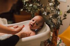 Baby Bathe :  हिवाळ्यातही बाळाला रोज आंघोळ घालणं गरजेचं आहे का ?