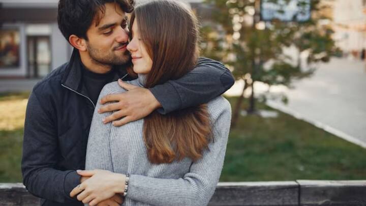 एक हाथ से आपको गले लगाना: जब आपका पार्टनर एक हाथ से आपको गले लगाता है और एक हाथ आपकी कंधे पर होता है, तो इसका मतलब है कि वह आपकी रक्षा के लिए बहुत सतर्क है. वह हमेशा तैयार है मदद करने के लिए, जब भी आपको उसकी जरुरत हो.