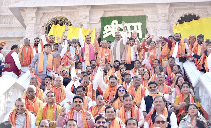 इसके बाद में, विधायकों ने दोपहर के भोजन के लिए विशेष रूप से तैयार 'भोग प्रसाद' खाया.