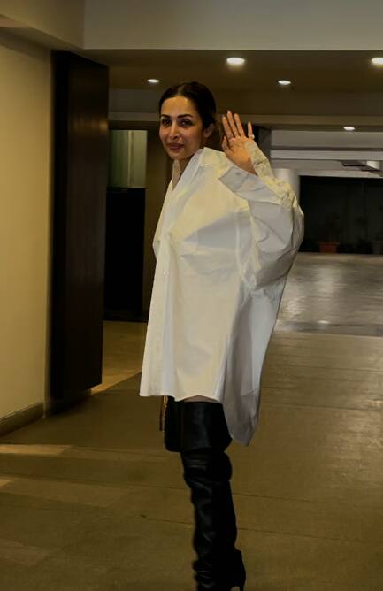 नेहा धूपिया की हाउस पार्टी में मलाइका अरोड़ा का बोल्ड लुक देखने को मिला. एक्ट्रेस यहां व्हाइट लॉन्ग शर्ट में पहुंची.