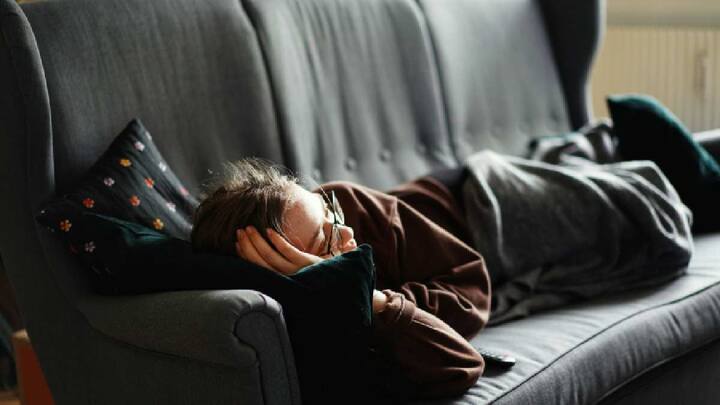 Health tips :टीव्ही - मोबाईल पाहता-पाहता झोपण्याची सवय आहे का? (Photo credit: Unsplash)
