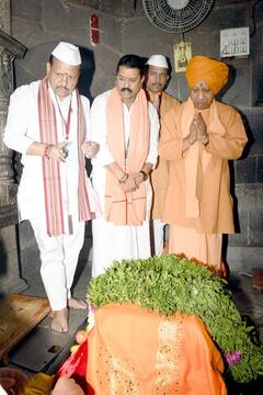IN Pics: सीएम योगी ने पुणे के ज्ञानेश्वर महाराज संजीवन समाधि मंदिर में की पूजा-अर्चना, देखें तस्वीर
