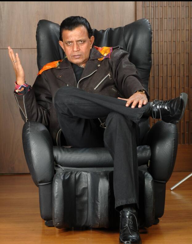 मिथुन चक्रवर्ती ने बॉलीवुड की कई हिट फिल्मों में काम किया है. वो अपनी प्रोफेशनल लाइफ के साथ ही अपनी पर्सनल लाइफ के लिए भी चर्चा में बने रहते थे.
