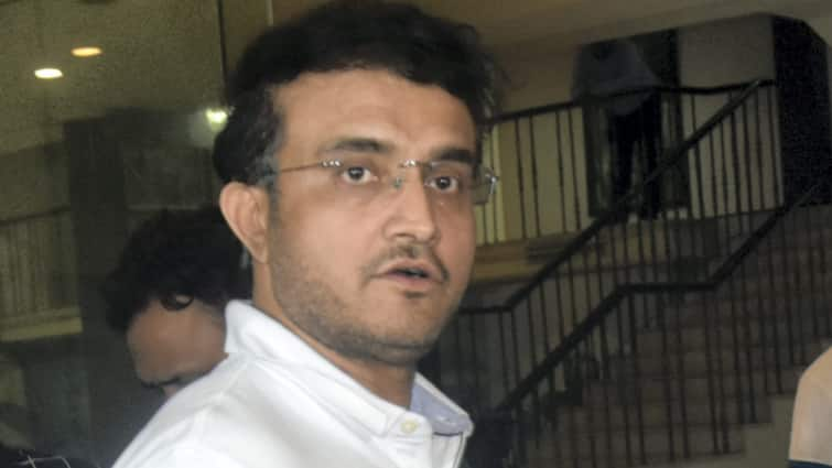 Former Indian captain Sourav Ganguly's mobile stolen from house and raises complaint Sourav Ganguly: पूर्व कप्तान सौरव गांगुली के घर हुई चोरी, लाखों का मोबाइल गायब; दादा ने इस पर जताया शक