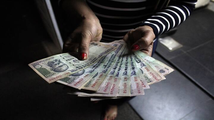 દરરોજ 100 રૂપિયાની બચત કરવાથી, તમે મહિનામાં લગભગ 3000 રૂપિયાની બચત કરશો. જો તમે દર મહિને આ પૈસાને NPS અને મ્યુચ્યુઅલ ફંડ જેવી સ્કીમમાં રોકાણ કરતા રહો છો, તો થોડા વર્ષો પછી તમારા પૈસા 1 કરોડ રૂપિયાને વટાવી શકે છે. જો કે, અહીં તમારી ઉંમર અને રોકાણનો સમયગાળો ઘણો મહત્વનો છે.