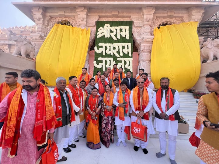 वीआईपी दर्शनार्थियों को पूरे मंदिर परिसर का भ्रमण कराया गया. हालांकि, मंदिर में भारी भीड़ के कारण विधायक हनुमान गढ़ी में पूजा-अर्चना नहीं कर सके.