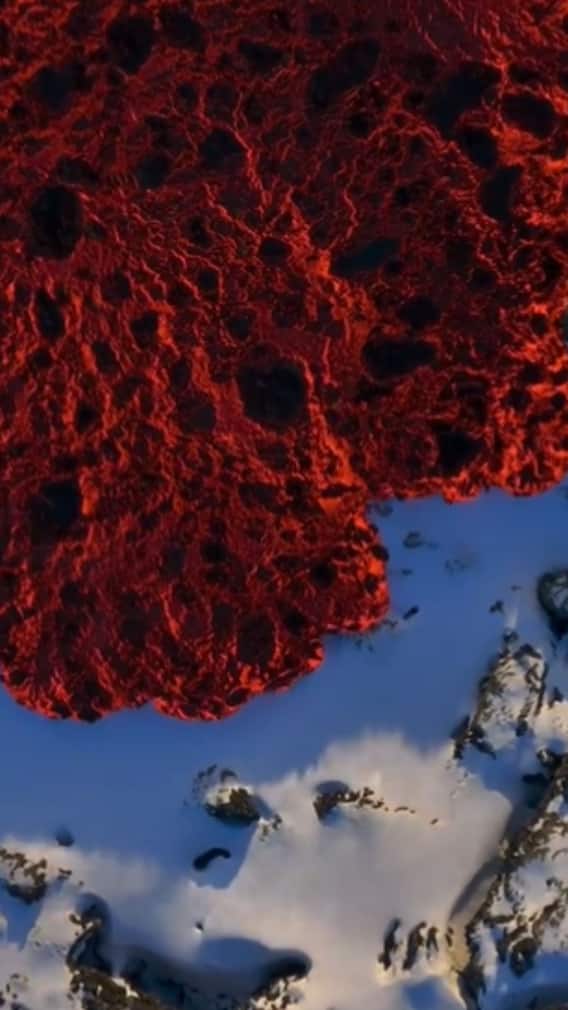 রক্তবর্ণ লাভার স্রোত আইসল্যান্ডে